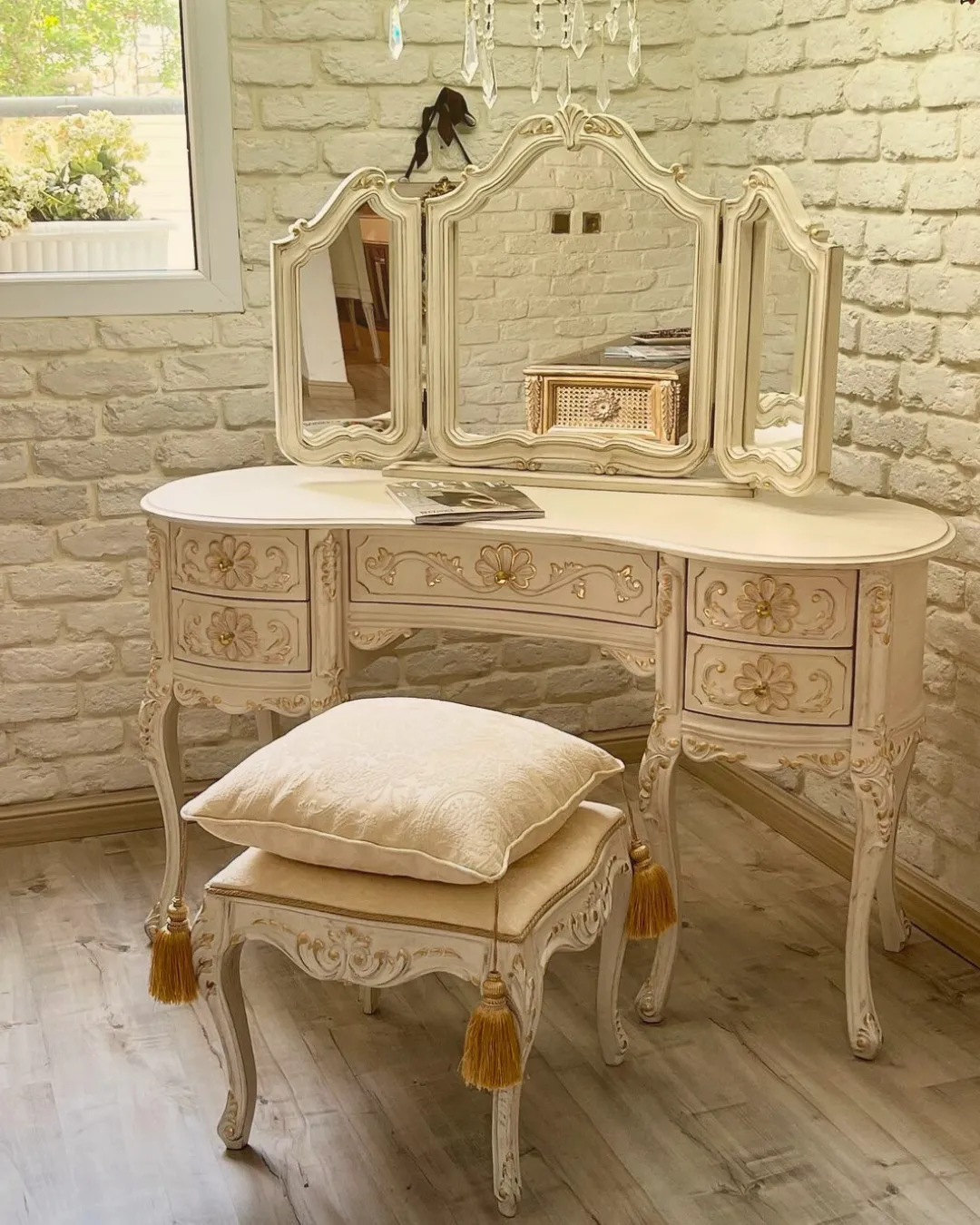 کنسول و جلو مبلی